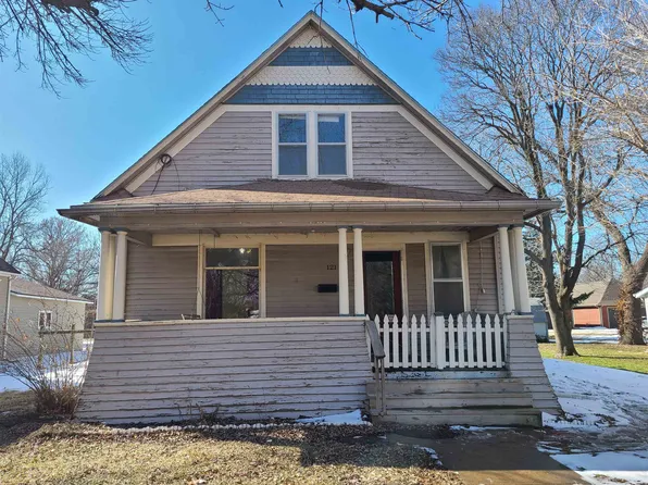 121 N 1st St, Lindsborg, KS 67456