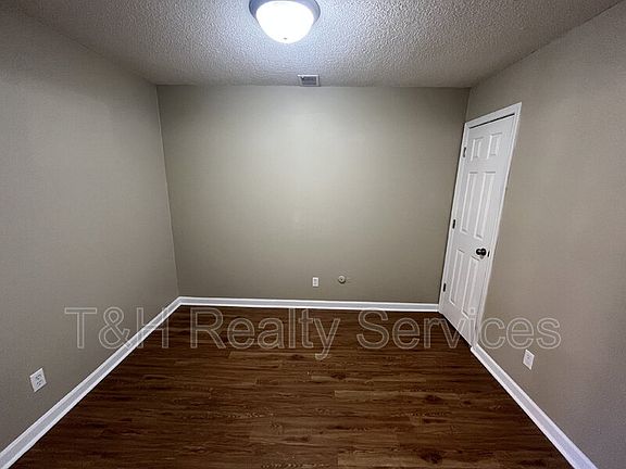 4th image of 1090 Greenwood Trail West Dr