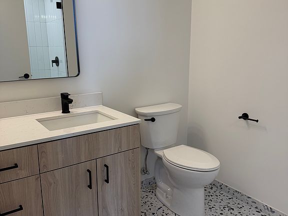5th image of 1100-10 W Grand Ave #603