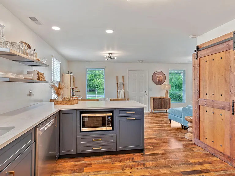209 Campus Dr — Photo 7