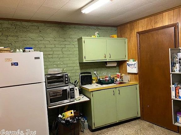 4th image of 305 Broadway St