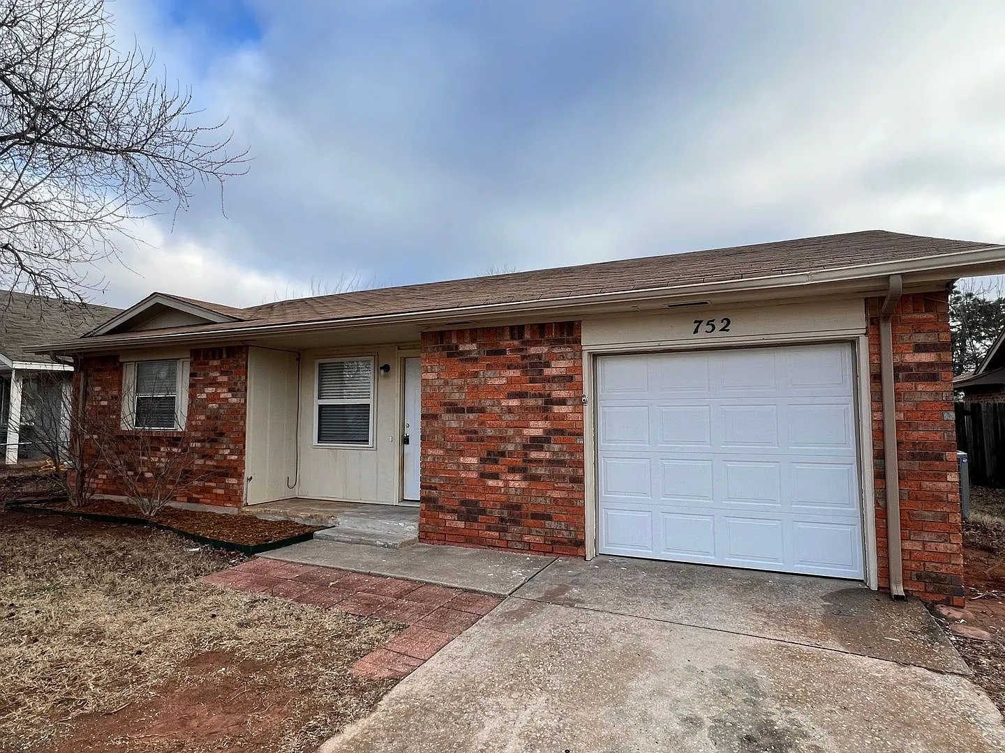 Charming 3 Bedroom Home in Mustang School District — Photo 1