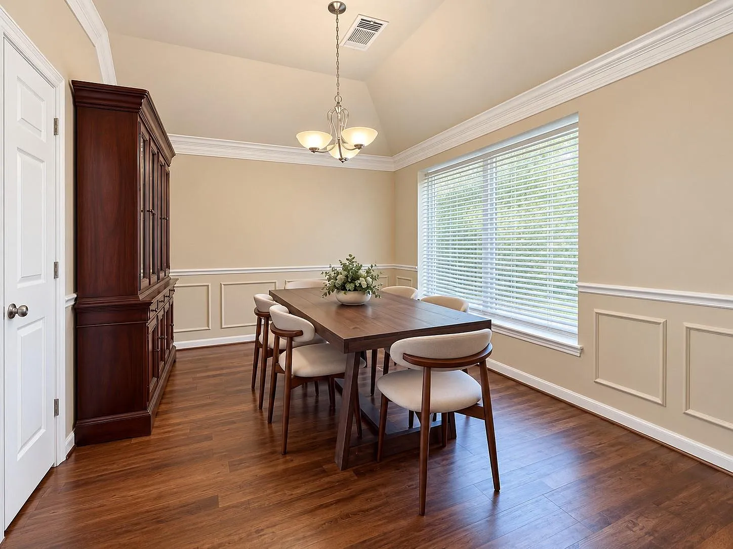 4 bed, 2.5 bath, 2077 sqft, $2,500 — Photo 4
