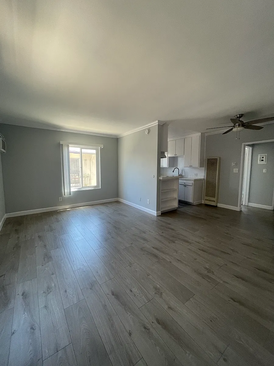Building Photo - 2150 N Beachwood Dr #5