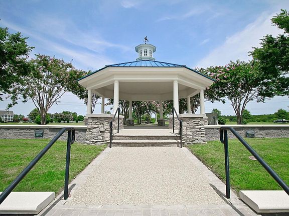 5th image of 303 Lakeside Dr #303