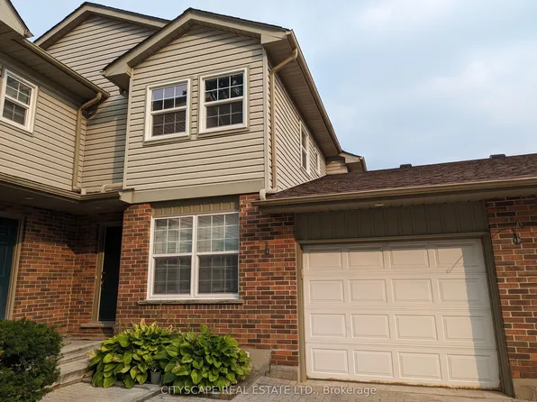 250 Keats Way #17, Waterloo, ON N2L 6J5