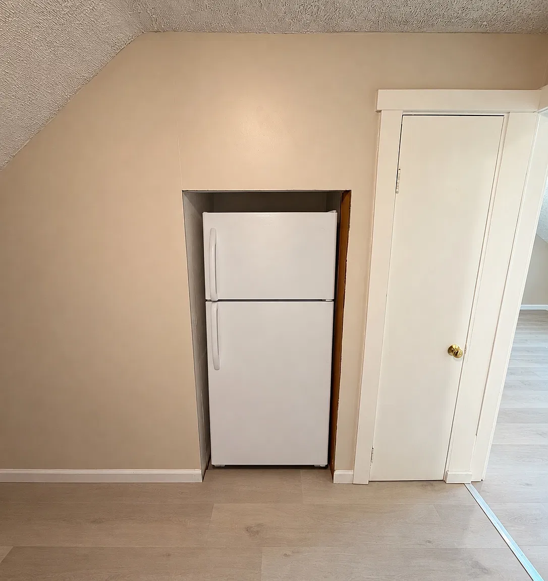 3 bed, 900 sqft, $2,500 — Photo 3