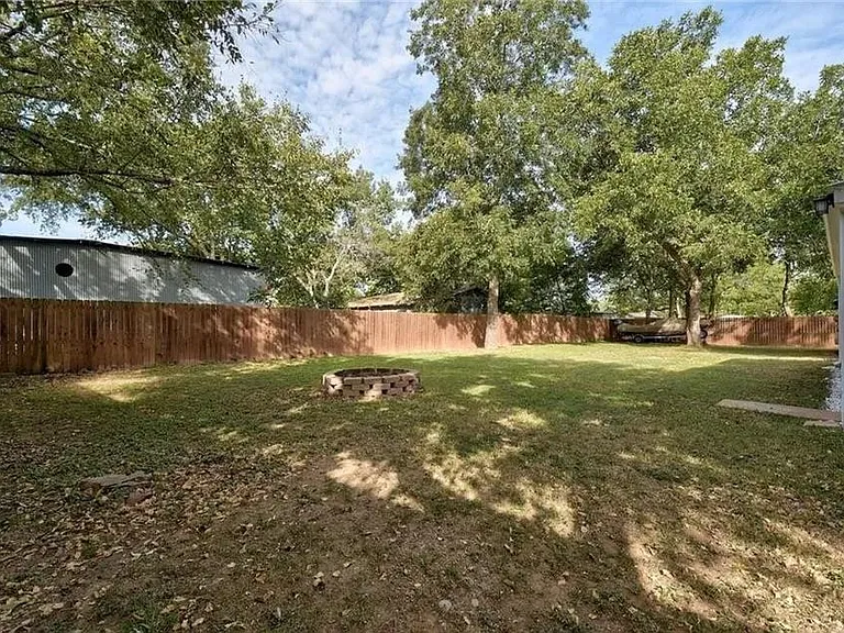 19107 FM 969 — Photo 30