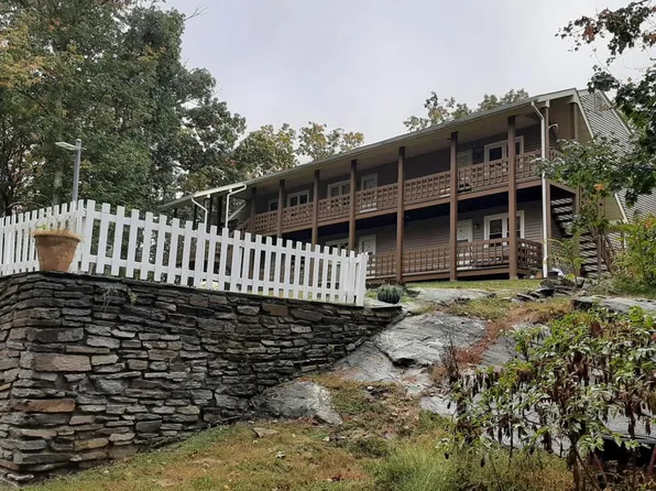 65 Maple St APT 1, Chester, CT 06412