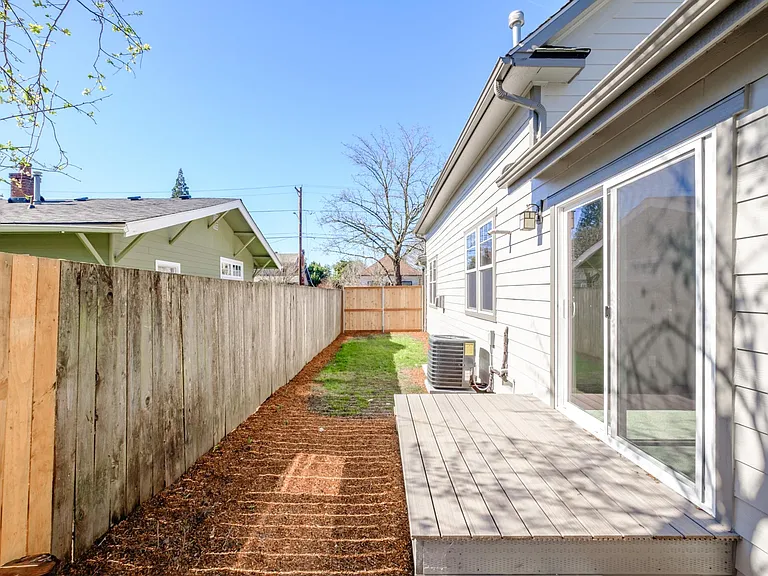 380 24th St NE — Photo 36