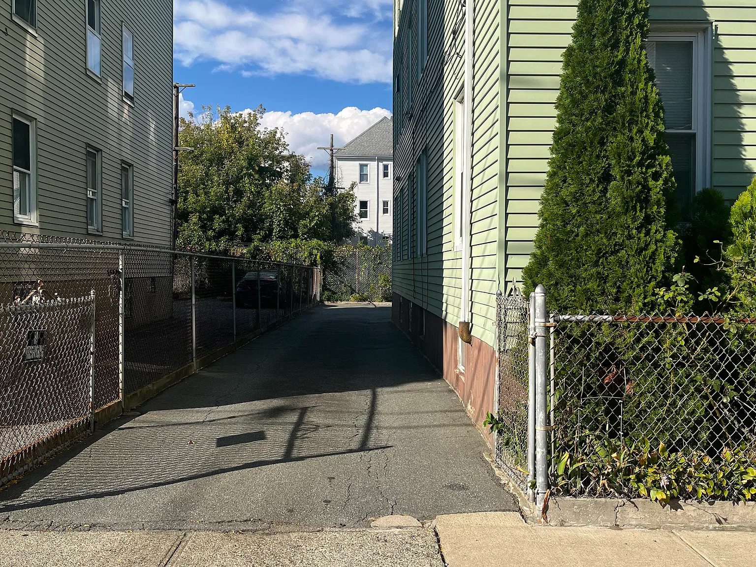 4 bed, 1402 sqft, $1,300 — Photo 2