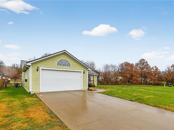 3rd image of 607 W Haven Dr