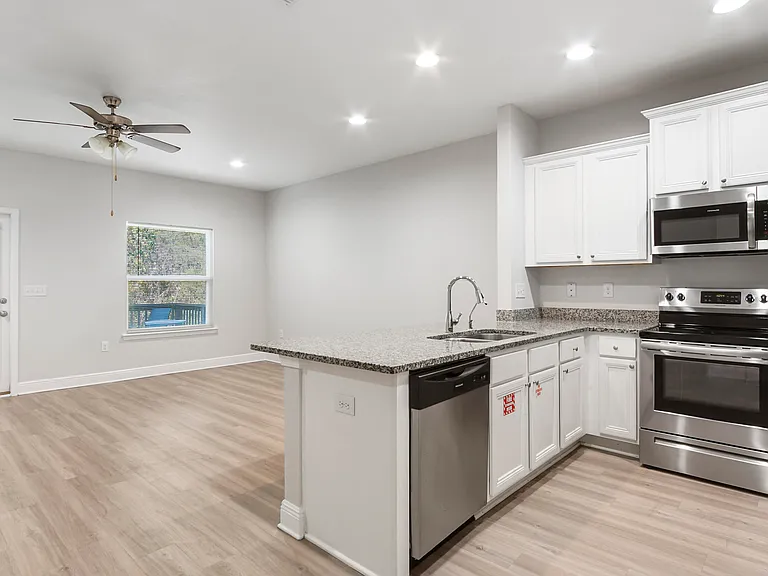 1881 Pointe Dr — Photo 6