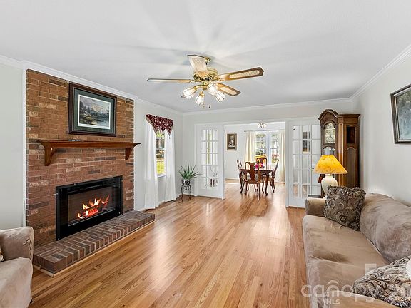 4th image of 1347 Meadow Lakes Rd