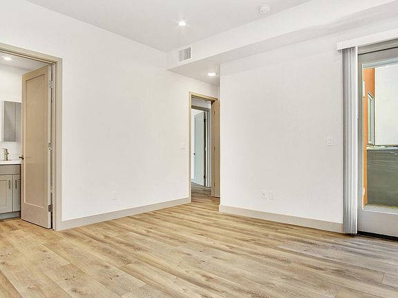 5th image of 440 Palm Dr Unit 3