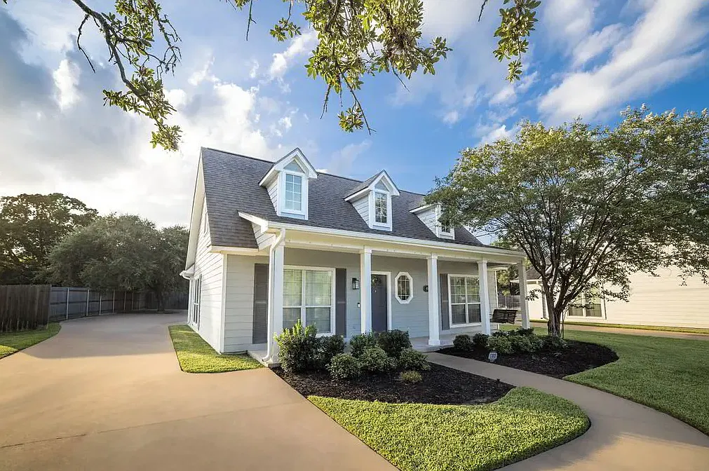 4 bed, 2.0 bath, $3,300 — Photo 1