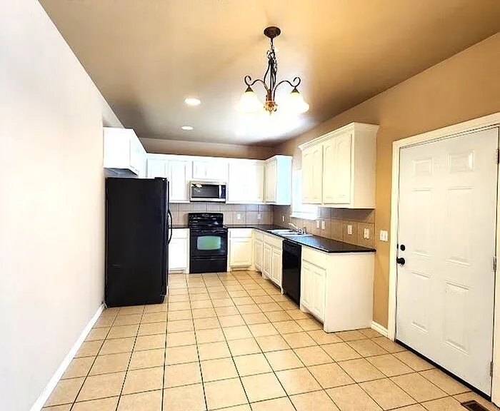 13705 Oxford Dr — Photo 10