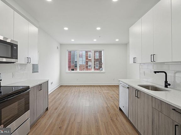 4th image of 528 W Berks St