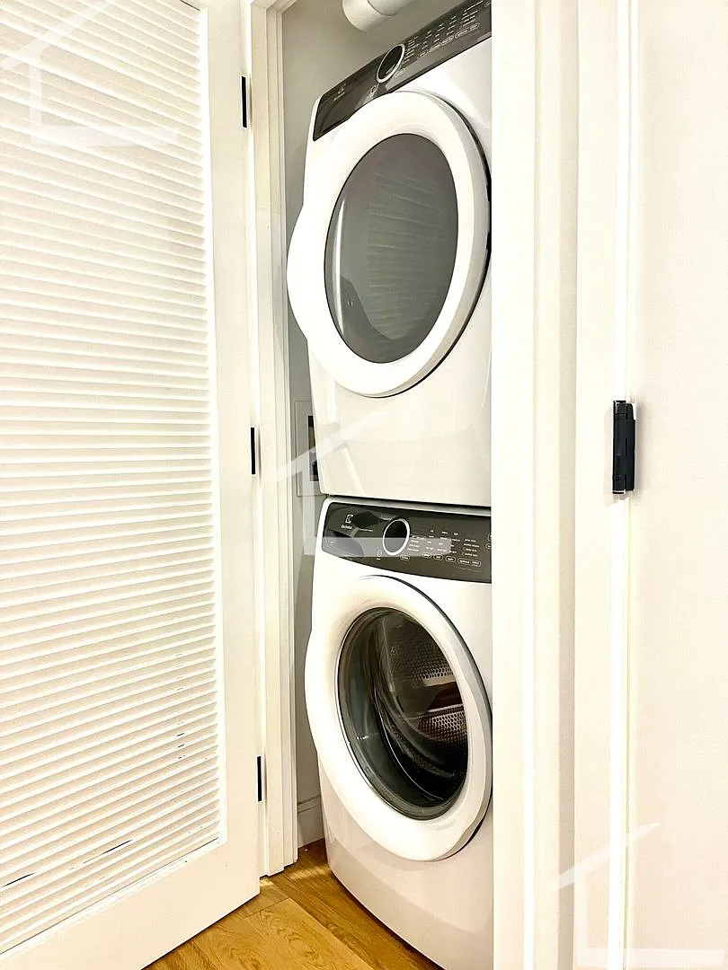 No Brokers Fee, In-Unit Washer and Dryer, Central Heat/AC, All New, Parking for Rent — Photo 2