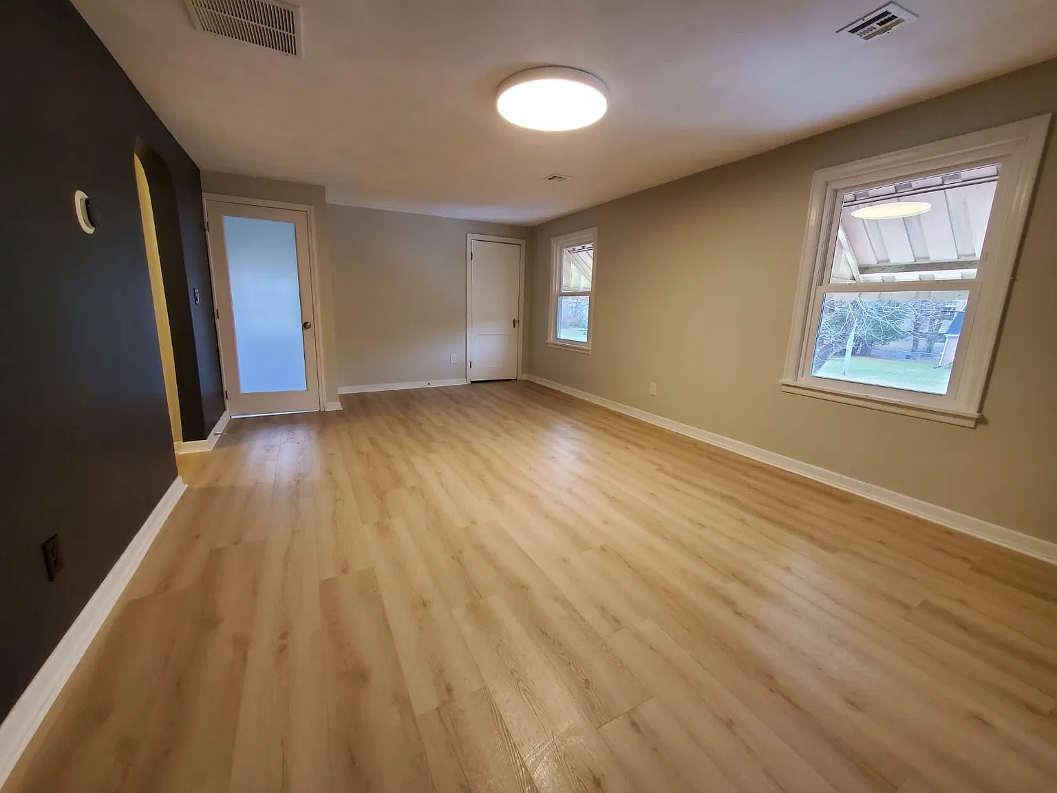 3 bed, 2000 sqft, $1,900 — Photo 3