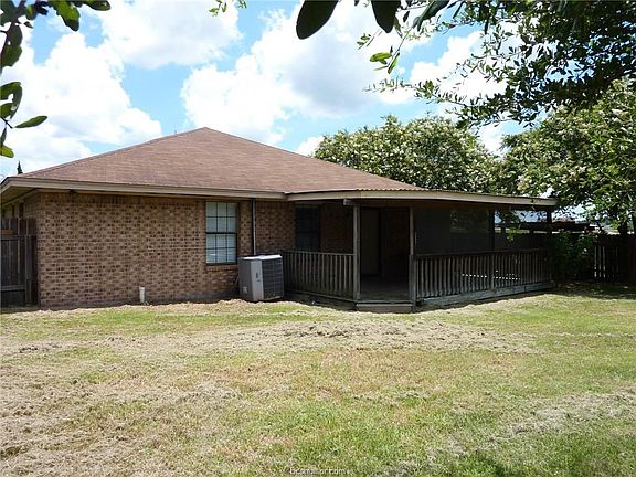 5th image of 210 Blakewood St