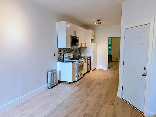 1861 Gates Ave #2R Photo 1