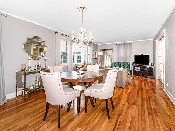 4th image of 15 Lawrence Park Cres #A