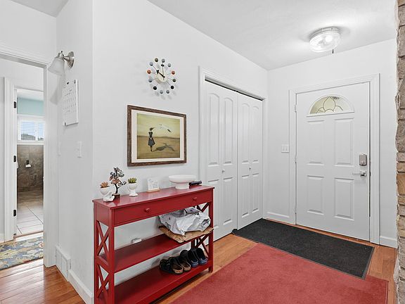 4th image of 10 Waverly Ct