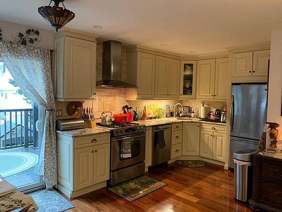 3rd image of 348 Dongan Hills Ave