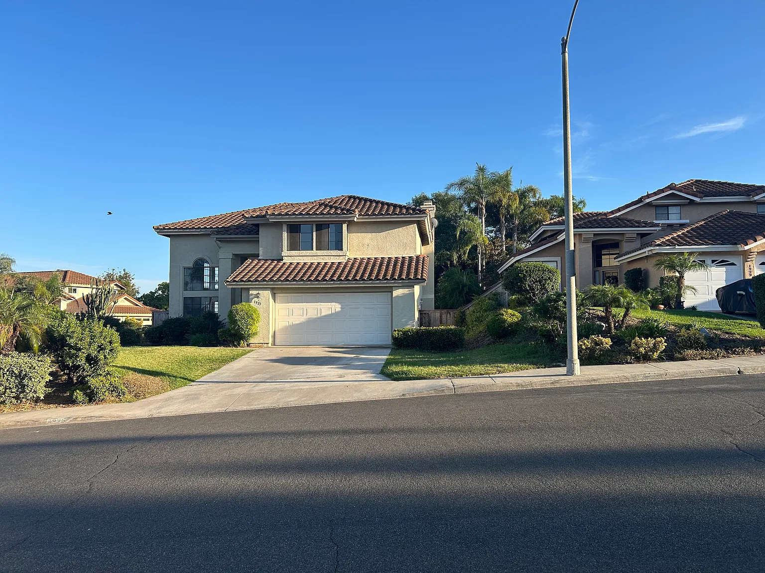 4 bed, 2.5 bath, 2200 sqft, $4,595 — Photo 2