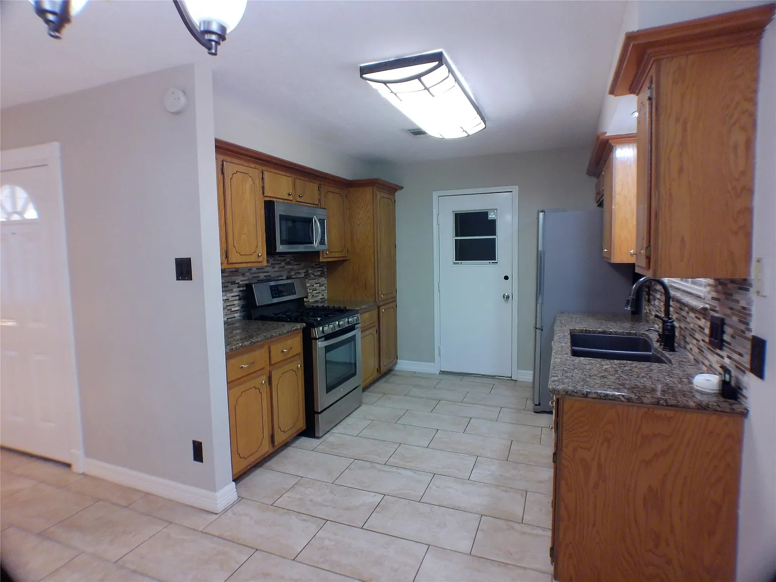 3 bed, 2.0 bath, 1375 sqft, $2,000 — Photo 3