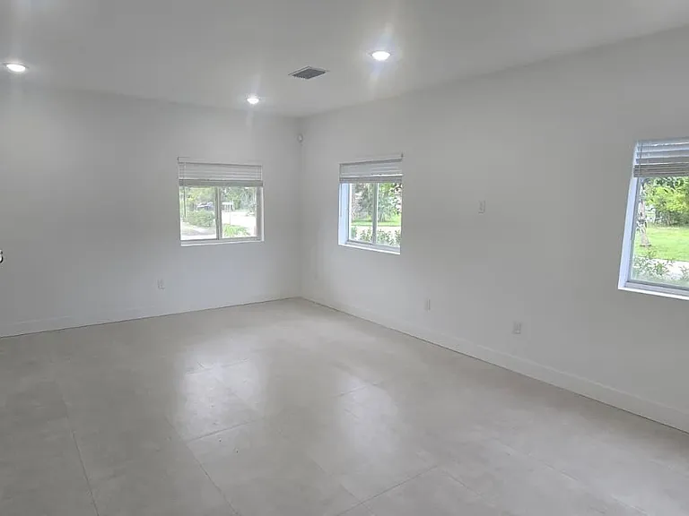 141 NW 11th St — Photo 10