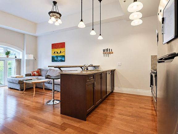 5th image of 1602 Quadra St #209