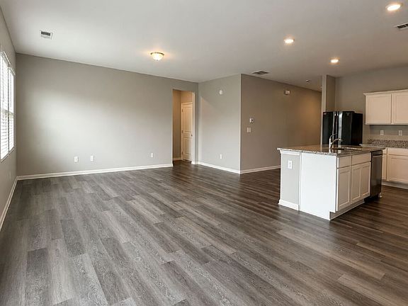 4th image of 132 Verona Dr NW