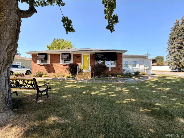 96 Della Dr, Buffalo, NY 14218
