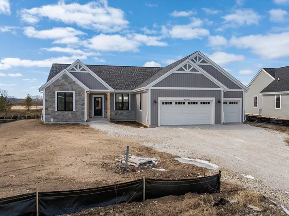 W251N2413 Valleyview CIRCLE, Pewaukee, WI 53072