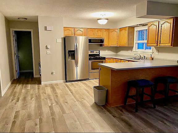 4th image of 20 Lawrence Ave #38C