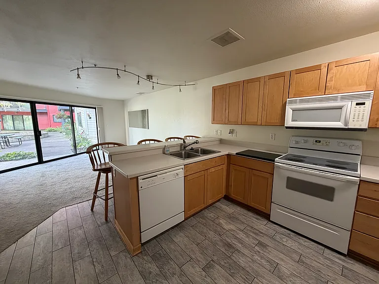920 NW Naito Pkwy #J24 — Photo 4