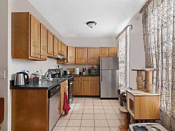 3rd image of 69 Chestnut Ave