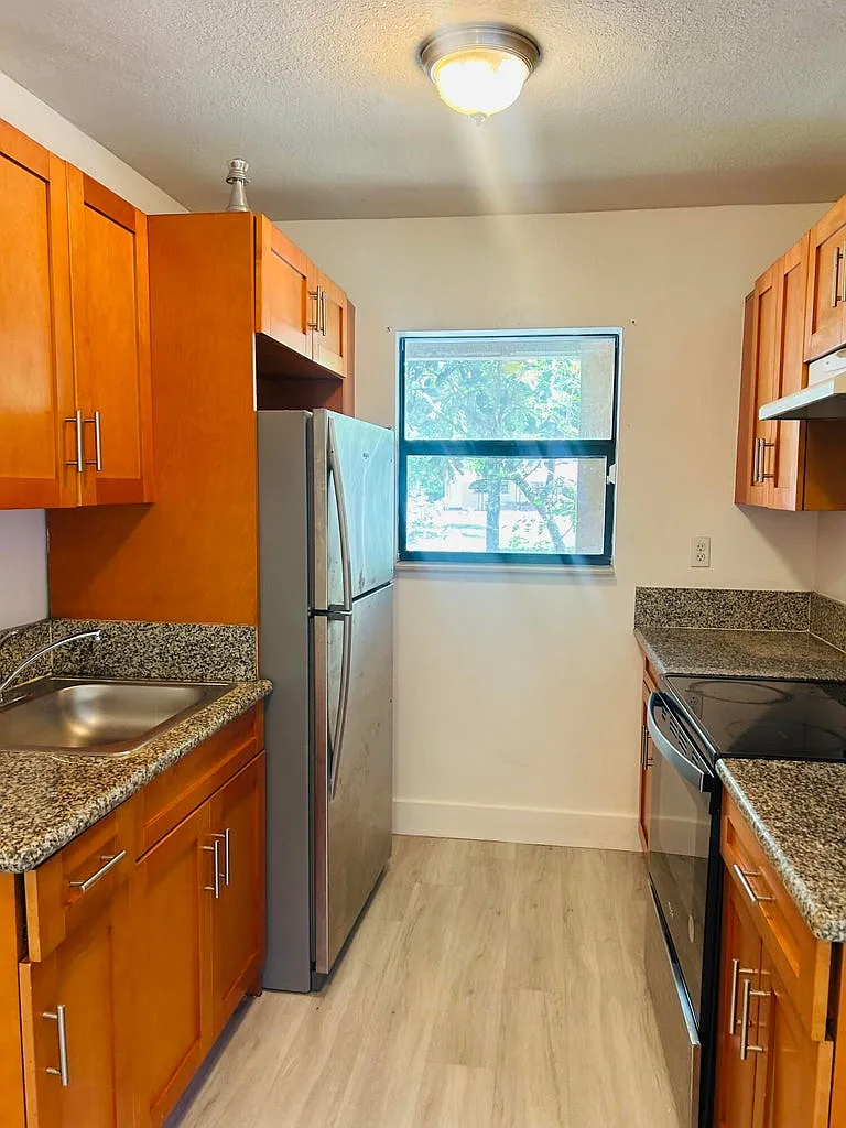 3 bed, 2133 sqft, $2,100 — Photo 2