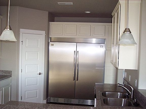 3rd image of 731 Pikes Peak Dr