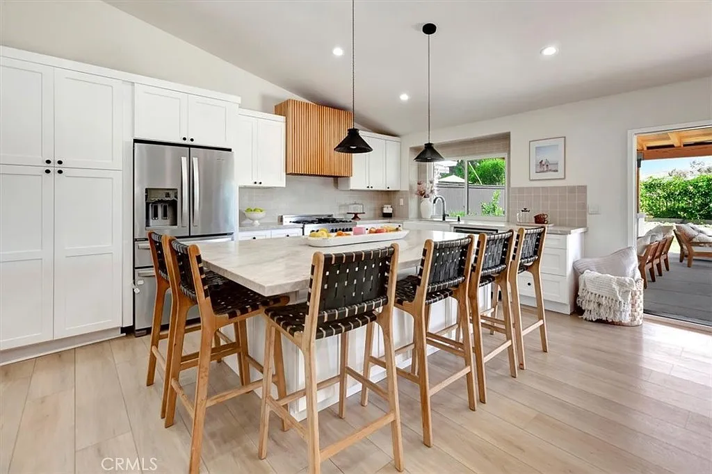 3 bed, 1364 sqft, $7,000 — Photo 2