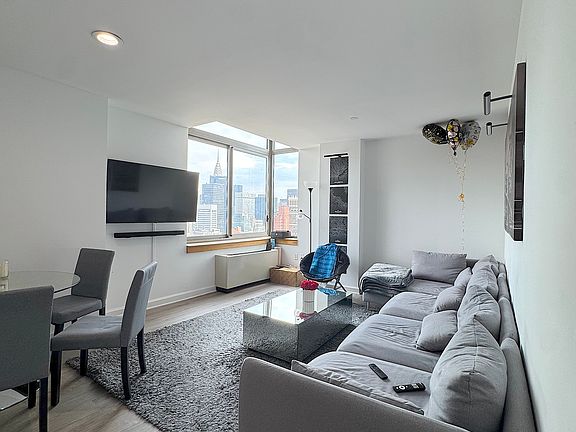 2nd image of 35 W 33rd St APT 35C