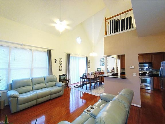 2nd image of 1007 Christiana Cir