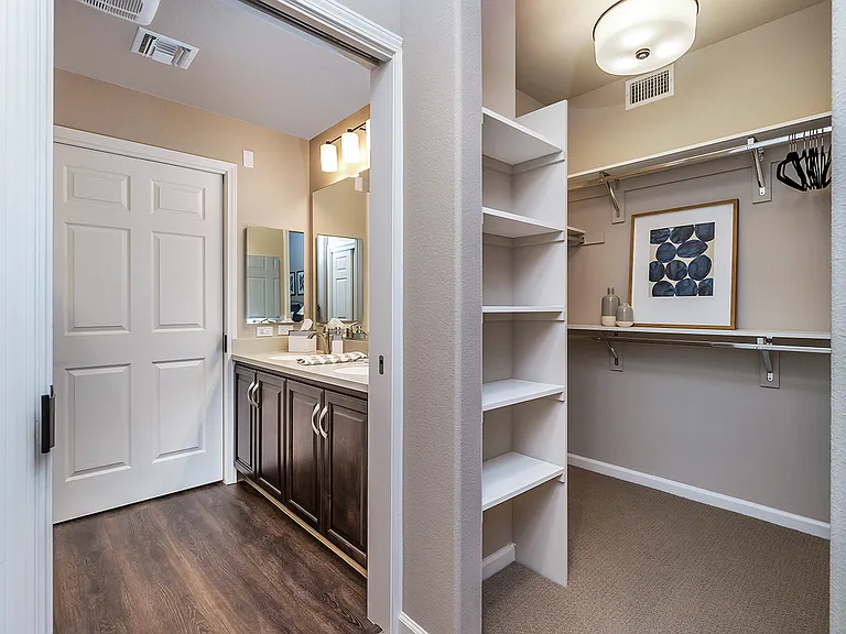 Canyon Oaks Luxury Apartments — Photo 39