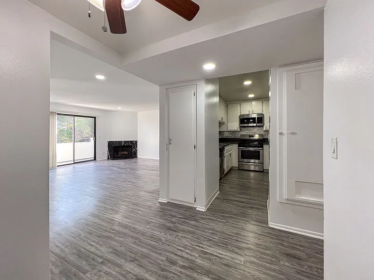 Gorgeous 2 Bed/2 bath apartment in excellent Sherman Oaks area! — Photo 1