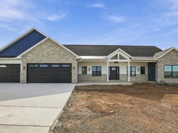 N1282 Meadow Park Dr, Greenville, WI 54942