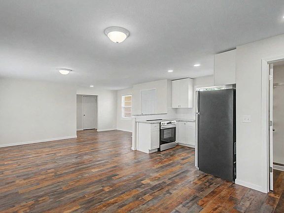 5th image of 620 N Oak St