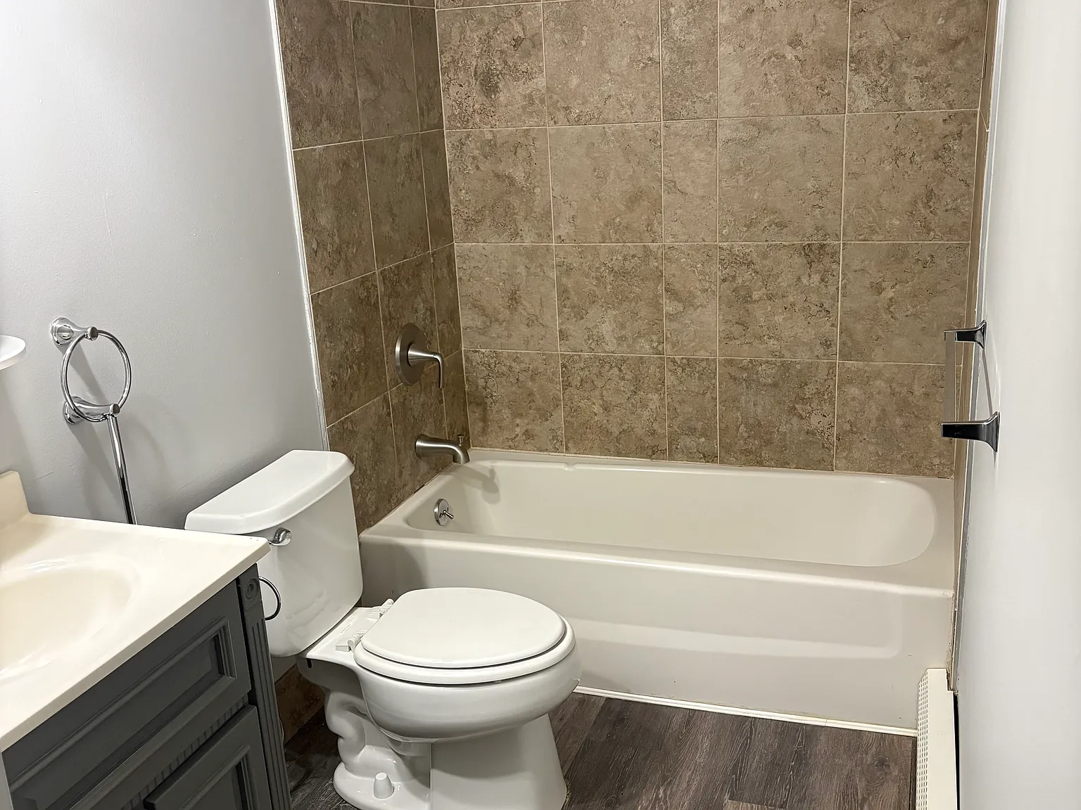 2 bed, 1000 sqft, $1,900 — Photo 3
