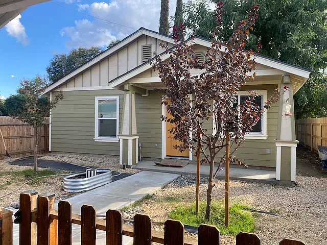 2 bed, 1.5 bath, 748 sqft, $1,800 — Photo 2